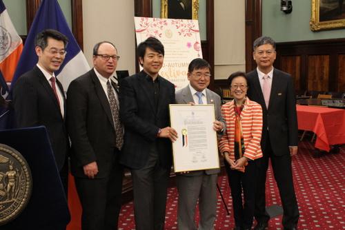 中国侨网纽约市议会举行“月圆纽约”中秋活动,郎朗(左三)表示虽然东西方语言不同,但文化可以共享,右三为顾雅明。(美国《世界日报》/张筠 摄)