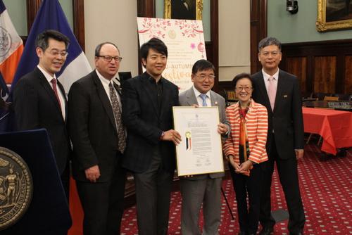 中国侨网纽约市议会举行“月圆纽约”中秋活动，郎朗(左三)表示虽然东西方语言不同，但文化可以共享，右三为顾雅明。（美国《世界日报》/张筠 摄）