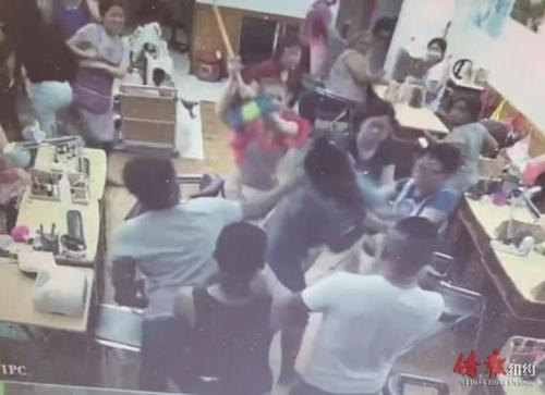 中国侨网美甲店冲突录像截图。（美国《侨报》）