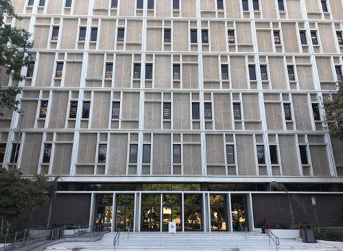 中国侨网审理汪勋厉涉嫌枪杀岳父母案件的波莫纳高等法院外景。(美国《侨报》/高睿 摄)