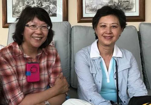 中国侨网陈宝宝(左)与郑咏恒(右)希望透过举办放映活动,唤起各族裔的民众对这段历史的关注。(美国《世界日报》)