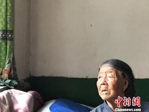 中国侨网中新网记者去年8月15日在郝月连老人家中采访时所拍照片。　胡健　摄