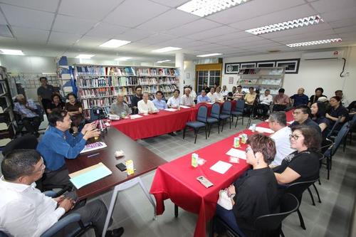 中国侨网砂哈迪研究院主办“砂拉越华人对砂自主权观点”座谈会吸引各领域代表及民众出席，探讨自主权课题。(马来西亚《星洲日报》)