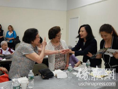 中国侨网李昌永(右2)向华裔选民投票支持她表示感谢。(美国《侨报》/尹英姿 摄)