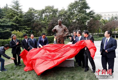中国侨网图为为南仁东先生的塑像揭幕。中新社记者 杜洋 摄
