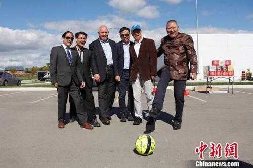 中国侨网图为万锦市市长薛家平(Frank Scarpitti,左三)、中国驻多伦多总领馆领事宋晨亮(右三)、安大略省省议员柯文彬(右二)、万锦市市议员何胡景(左二)、多伦多华人团体联合总会永久名誉主席魏成义(右一)和多伦多华人团体联合总会主席林性勇共同为球赛开球。 余瑞冬 摄