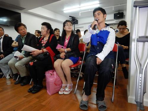 中国侨网美国华裔外卖送餐员陈香仪(讲话者)讲述被劫过程。(美国《侨报》/尹英姿 摄)