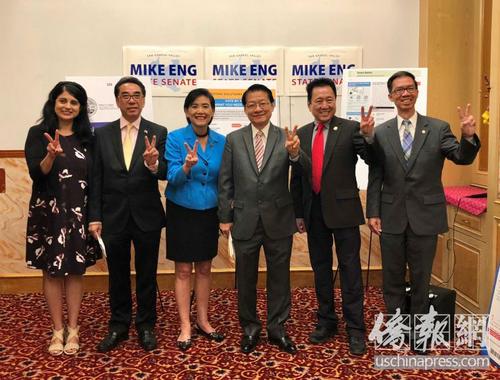 中国侨网美国华裔民选官员们比V手势,鼓励民众尽早寄出邮寄选票。(美国《侨报》/翁羽 摄)