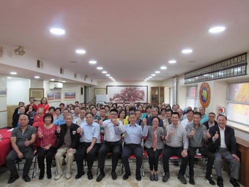 中国侨网纽约市前主计长、第11选区州参议员民主党候选人刘醇逸(前排右五)7日拜访至孝笃亲公所,希望华人在普选日的投票率可达到40%。 (美国《世界日报》/颜嘉莹 摄)
