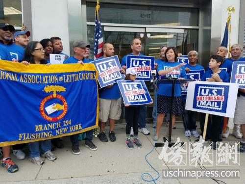 中国侨网美国华裔国会议员孟昭文与来自各邮政服务组织的成员举行抗议，反对美国邮政服务私有化。（美国《侨报》/张晶 摄）