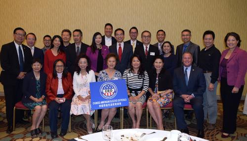 中国侨网美国华裔民选官员协会会员与候选人合影。 (美国《星岛日报》／钱美臻 摄)