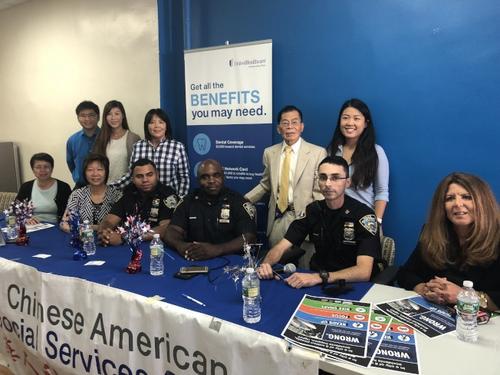 中国侨网纽约市警62分局三名警员向华裔耆老说明出行安全。(美国《世界日报》/张晨 摄)