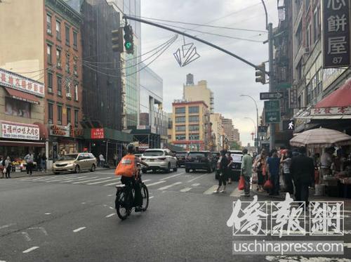 中国侨网纽约华裔外卖送餐员在华埠送餐。(美国《侨报》/尹英姿 摄)