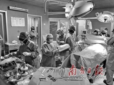 中国侨网2018年第四次“爱心行”中，加纳外科医生担任主刀医生。粤医宣 摄