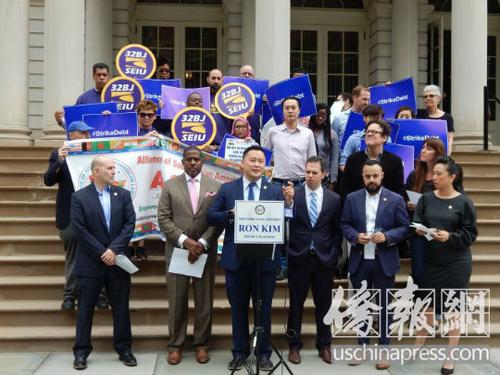 中国侨网美国纽约州众议员金兑锡(讲话者)呼吁赦免学贷债务。(美国《侨报》/尹英姿 摄)
