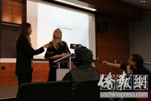中国侨网美国教育部民权办公室主任劳拉·菲尔（Laura L·Faer）正在听取女受害人讲述“狼医”对她性骚扰的故事。（美国《侨报》/高睿 摄）
