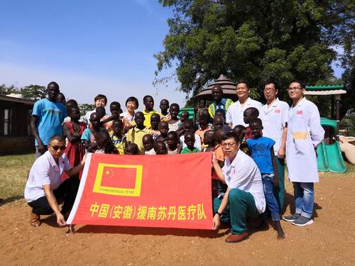 中国侨网图一:中国医疗队与孤儿院孤儿、工作人员合影