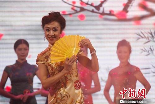 中国侨网图为参赛选手在旗袍秀环节展示风采。　余瑞冬　摄