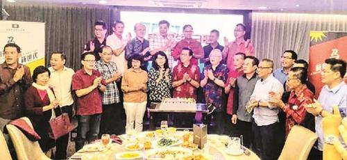 中国侨网出席者为廖中莱（左8）庆生。（马来西亚《光华日报》）