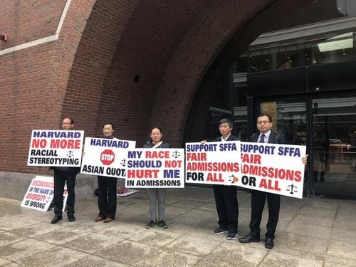 中国侨网支持SFFA状告哈佛的华人到联邦法院听审，并在休息期间在门口举牌表达立场。（美国《世界日报》/刘晨懿之 摄）