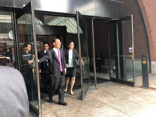 中国侨网哈佛集团资深成员、哈佛方律师 William F. Lee(前,推门者)离开法庭。(美国《世界日报》/刘晨懿之 摄)