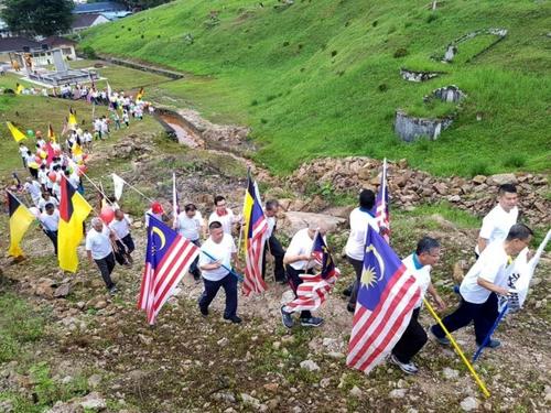 中国侨网重阳节登山行获得58个社团单位踊跃响应，长长的人龙甚是壮观。（马来西亚《星洲日报》）