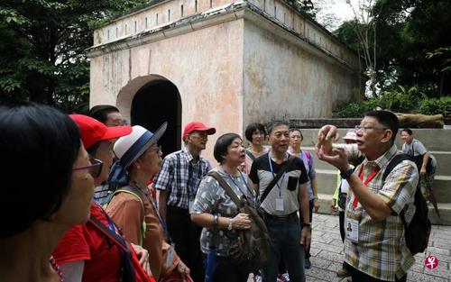 中国侨网华助会17日早组织近100名乐龄人士,跟随旅游局导游徒步攀登新加坡本地历史地标福康宁公园,鼓励年长者保持健康活跃。(新加坡《联合早报》/林泽锐 摄)