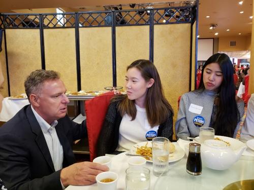 中国侨网美国民主党联邦众议员彼得斯举行小区政见发表会,聆听华人意见,吸引不少青年参与。(美国《世界日报》/陈良珏 摄)