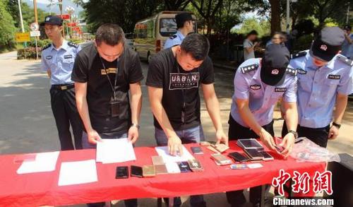 中国侨网警方缴获的部分作案工具。 广州警方 摄
