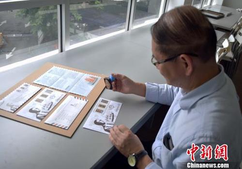 中国侨网陈亚才为纪念封盖上邮戳。 钟欣 摄
