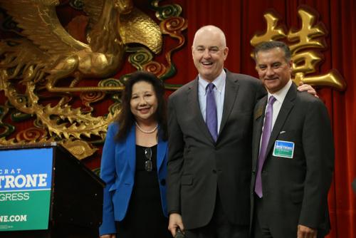中国侨网美国马州第六国会选区民主党众议员候选人David Trone,本周自费在马州盖城举办亚裔小区见面餐会,向现场近200亚裔诉说其竞选信念。(美国《世界日报》/罗晓媛 摄)