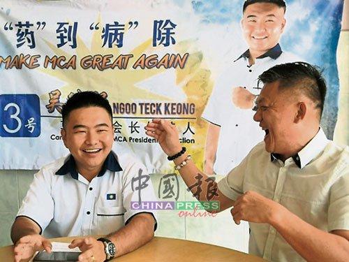 中国侨网拥有亲民形象的吴德强(左),笑言本身“什么都没有”,也是另一种竞选优势。(马来西亚《中国报》)