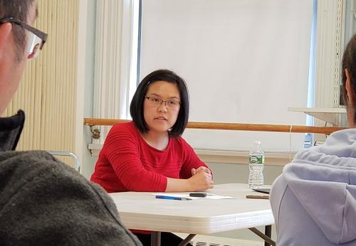 中国侨网大学入学顾问温美莉说,淡化亚裔色彩是从更多方面发挥和展示自身特长。(美国《世界日报》/唐嘉丽 摄)
