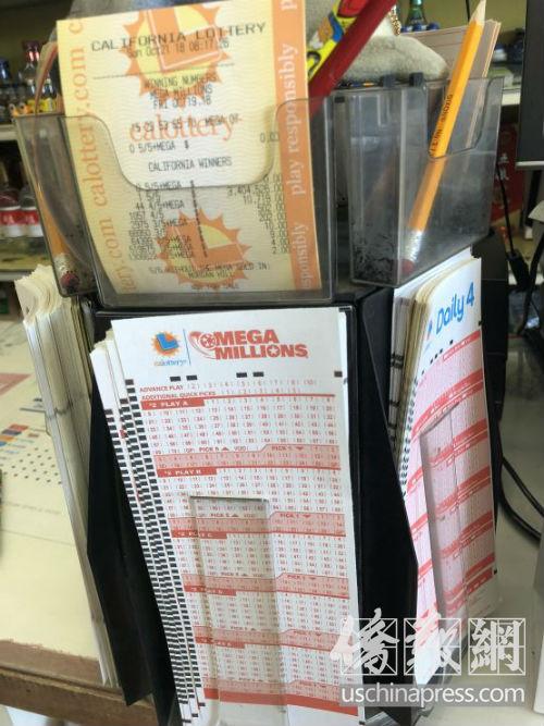 中国侨网美国一家方便店中出售的彩票。(美国《侨报》/王珂莹 摄)