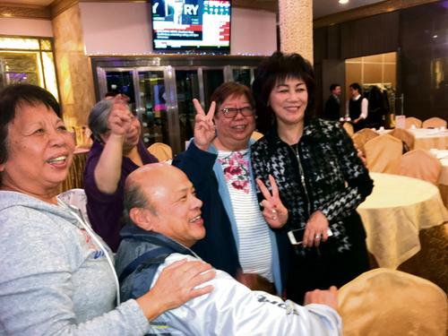 中国侨网封赖桂霞(右)与支持者在庆功宴合影。（加拿大《星岛日报》）