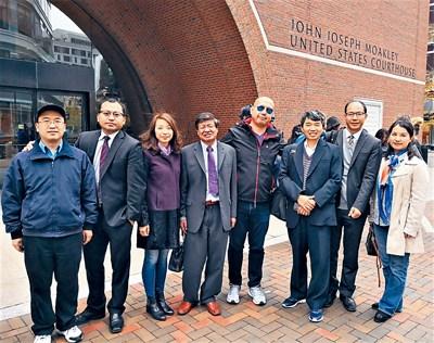 中国侨网来自美国各地的华人在波士顿联邦法院外合影。（来源：美国《星岛日报》 AACE提供）