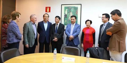 中国侨网会议开始前中方与会代表与部分西方代表见面。(欧洲时报/邵依妮 摄)