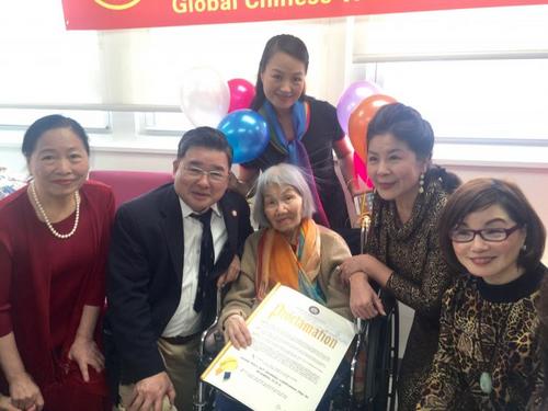 中国侨网纽约市议员顾雅明（左二）为吴世珊（前中）庆生，并承诺将为她举办百岁庆生派对。（美国《侨报》）