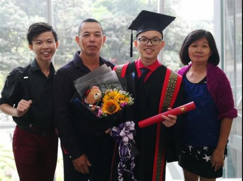 中国侨网吴文杰10月6日出席ACCA毕业礼时，与父母及弟弟分享喜悦。（马来西亚《星洲日报》）