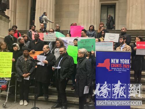中国侨网美国国会众议员纳德勒和社区团体代表在记者会上。(美国《侨报》/林菁 摄)