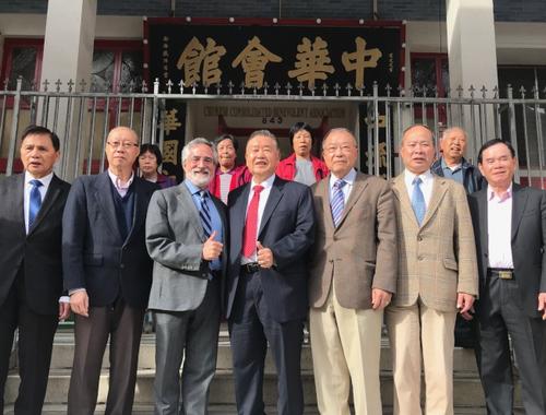 中国侨网提案的市议员佩斯金(前排左三)在中华总会馆宣布,华埠禁大麻店法案已于10月15日生效。支持提案者包括中华总会馆总许可立(前排右四)及小区住客联会主席梁荣浩(前排右一)。(美国《世界日报》/李秀兰 摄)