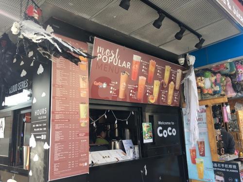 中国侨网手摇饮料店内外高挂“鬼魂”,向顾客展示饮料单。(美国《世界日报》/赖蕙榆 摄)