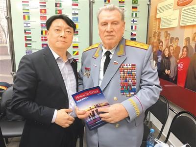 中国侨网图为吴昊（左）向全俄老战士委员会副主席格涅兹季洛夫赠送《中国新闻》杂志