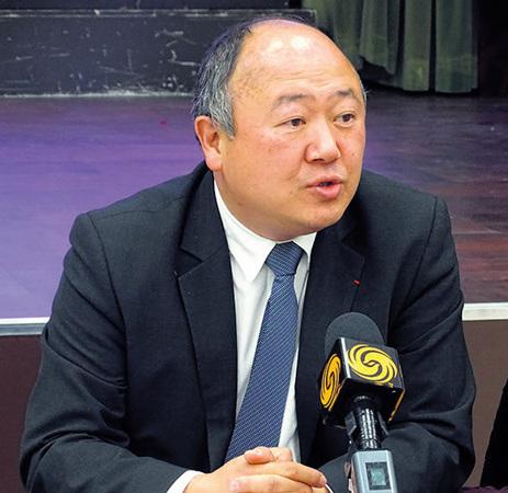 中国侨网陈文雄对13区“游戏俱乐部”一事发表看法。(法国《欧洲时报》/张雨滴 摄)