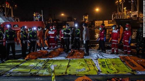 中国侨网图为3日打捞上来的遇难者尸体袋　
