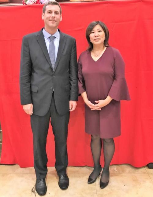 中国侨网普选在即，布朗斯汀(左)获得国会众议员孟昭文(右)的背书。（布朗斯汀竞选办公室提供）