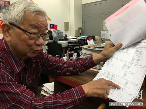 中国侨网华裔选民联盟的李瑞生准备了今年普选资料,欢迎民众提问。(美国侨报网/叶永康 摄)