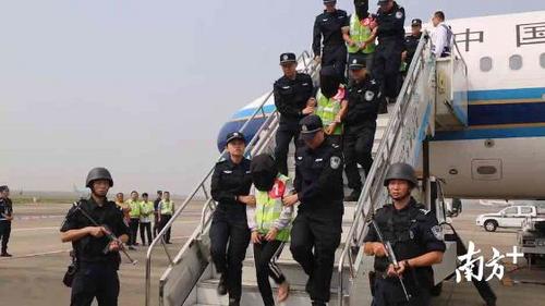 中国侨网犯罪嫌疑人被押解下机
