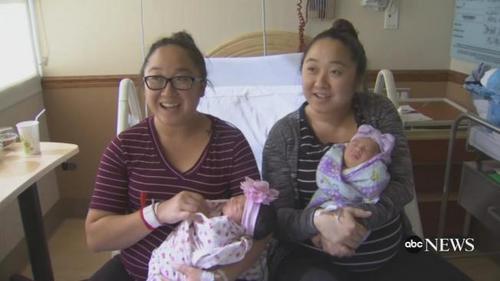 中国侨网华裔双胞胎姊妹杨宝意与杨宝蔻在同一天产下宝贝女儿。（电视新闻截图）