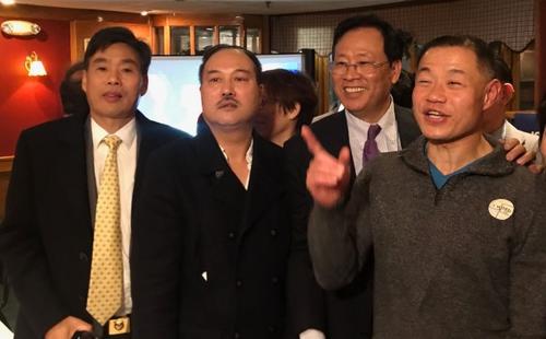 中国侨网上百名刘醇逸(右一)的支持者6日晚在法拉盛一家餐厅内庆祝刘醇逸当选。(记者牟兰／摄影)
